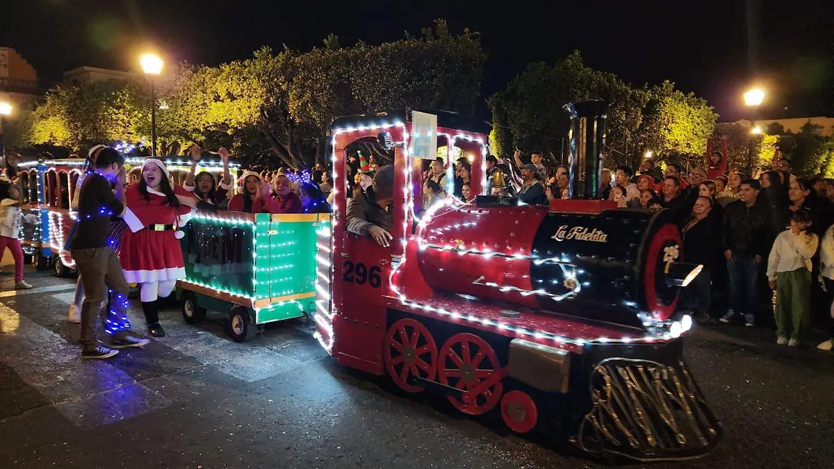 Enciendido del árbol navideño y desfile en Acámbaro2