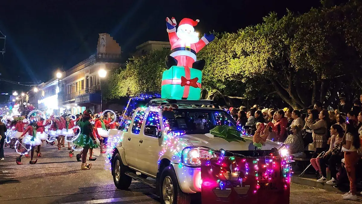 Encendido de árbol y desfile navideño en Acámbaro3