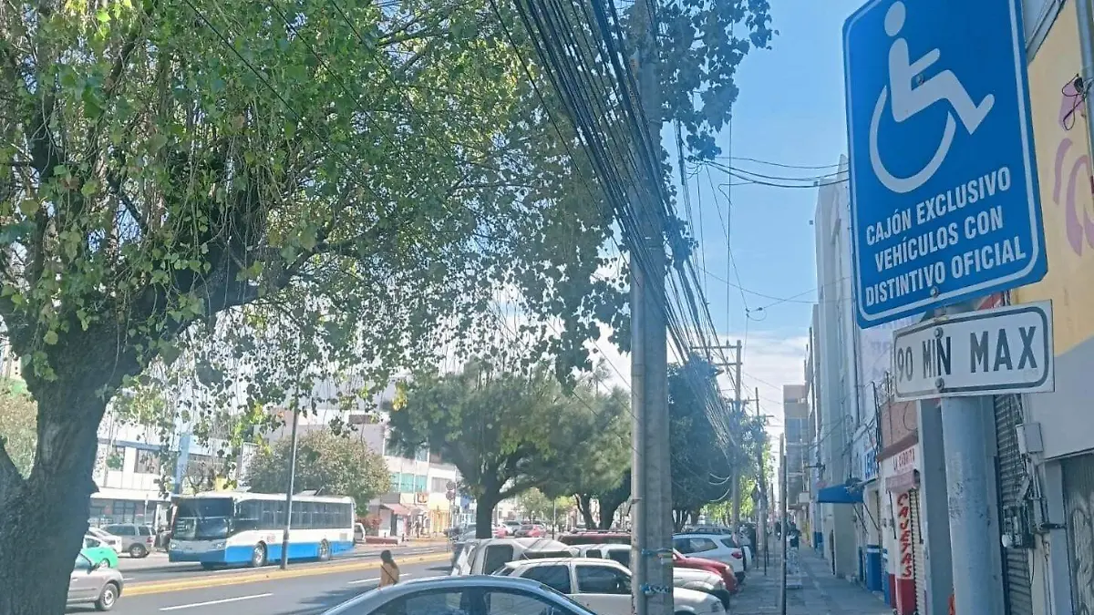 Los conductores de autos y motos deben respetar los espacios de estacionamiento para personas con alguna discapacidad o movilidad reducida.