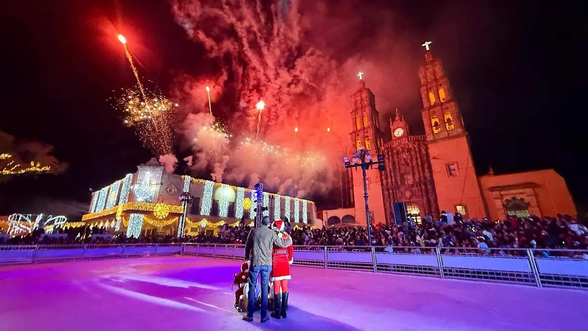 Familias dolorenses y turistas caminaron por la Villa Navideña durante la primera noche, entre luces, adornos y personajes de temporada.