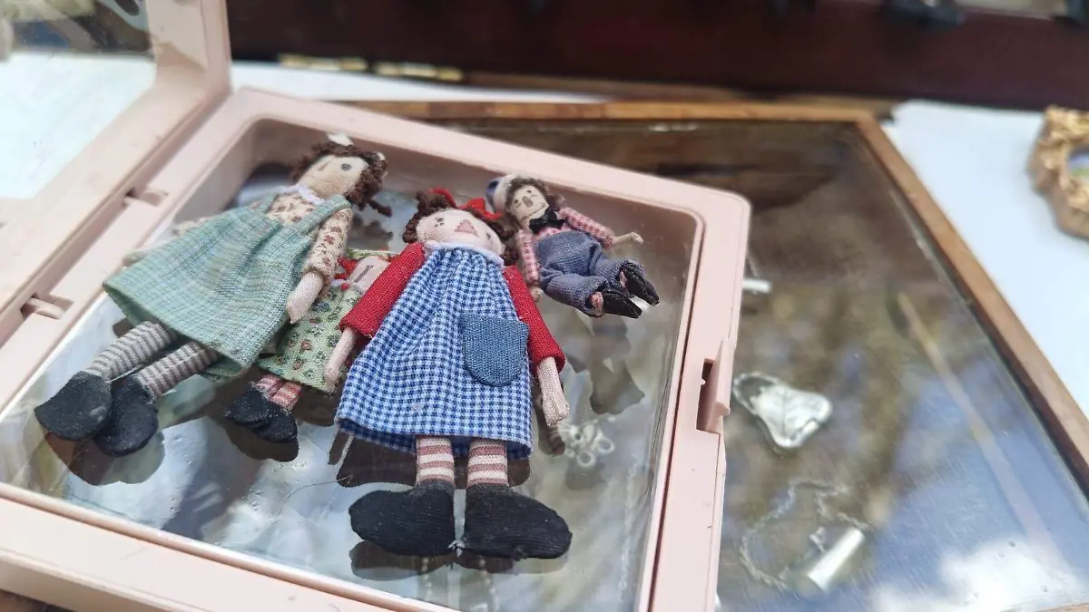 Cada muñeca es diferente y la tela es creada por la misma artista.