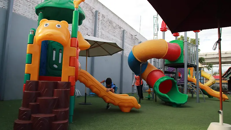 La zona de juegos de niños es muy grande