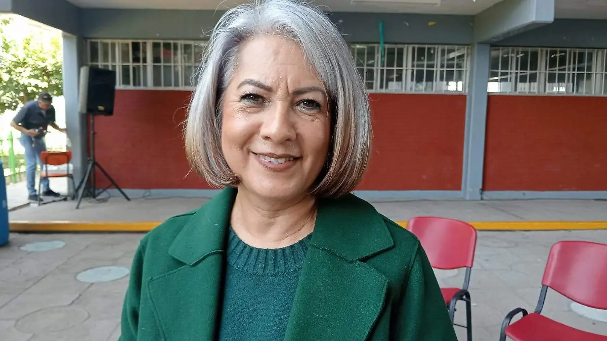 La encargada de la biblioteca de la Secundaria Técnica 37