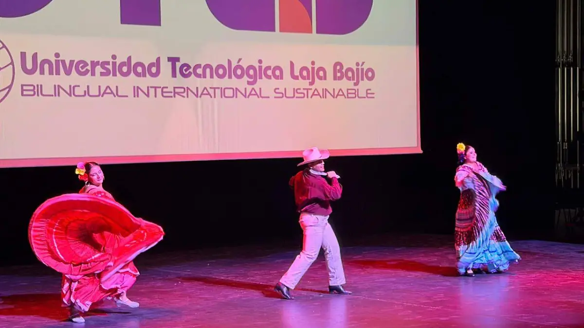 Danza folclórica como parte de la graduación
