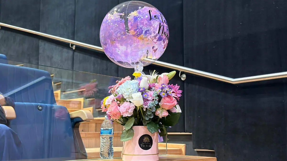 Lo padres entregaron detalles a sus hijos graduados.