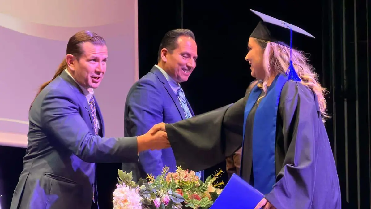 Se les entrego su titulo.