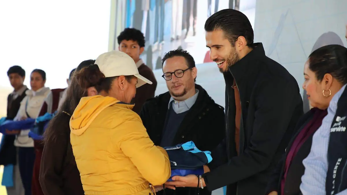 Estudiantes de secundaria en San Miguel de Allende reciben los primeros paquetes de uniformes escolares del ciclo 2025-2026.