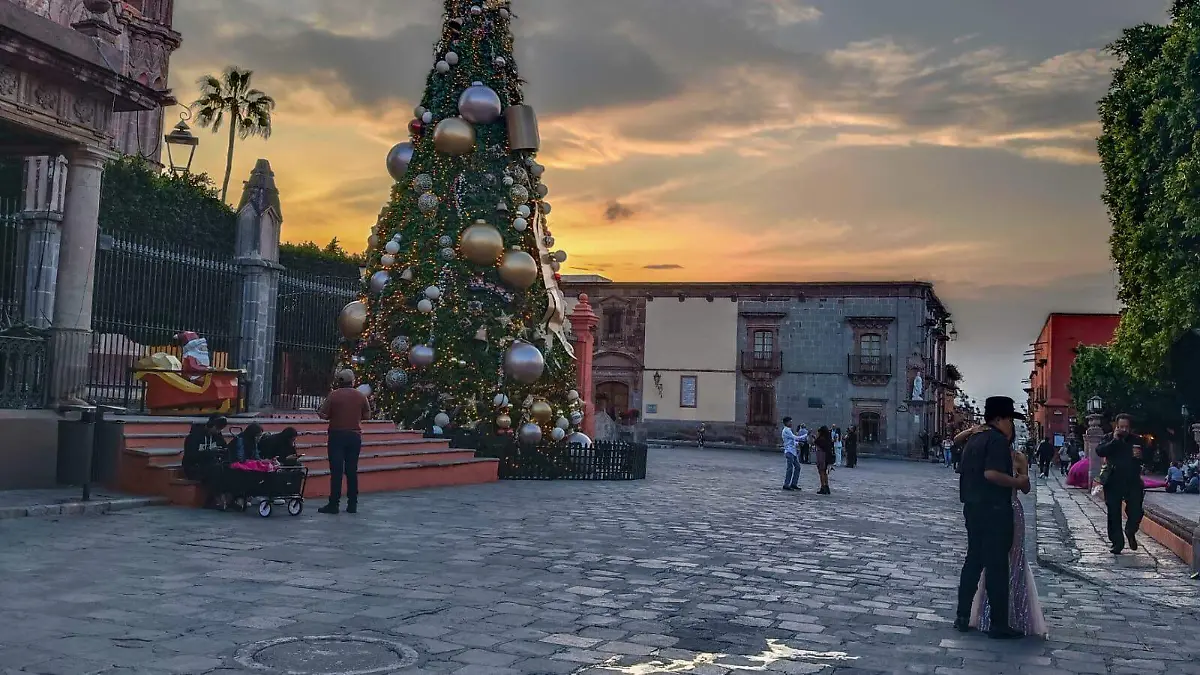 El árbol de Navidad frente a la Parroquia se convierte en el punto más visitado por familias y turistas.