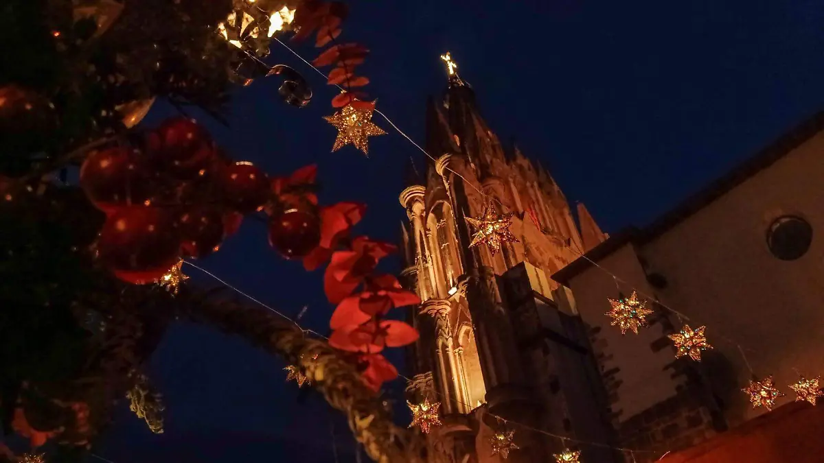 La parroquía de San Miguel luce diferente con la iluminación de estrellas de latón.