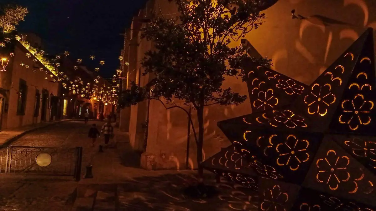 Las tradicionales estrellas de latón iluminan las calles del Centro Histórico con su brillo característico.