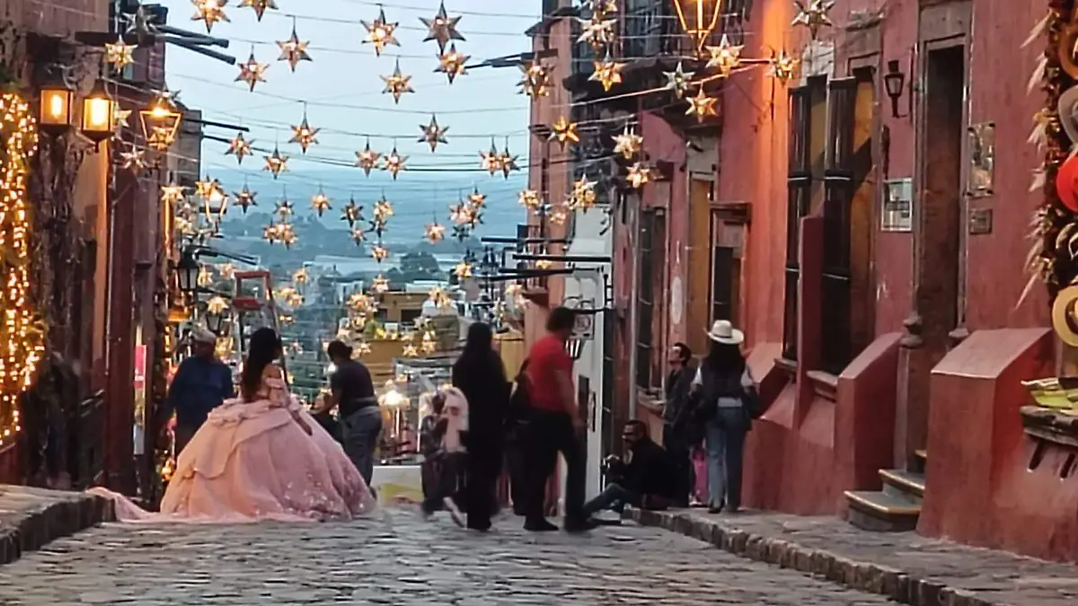Quinceañeras aprovechan el escenario de las calles