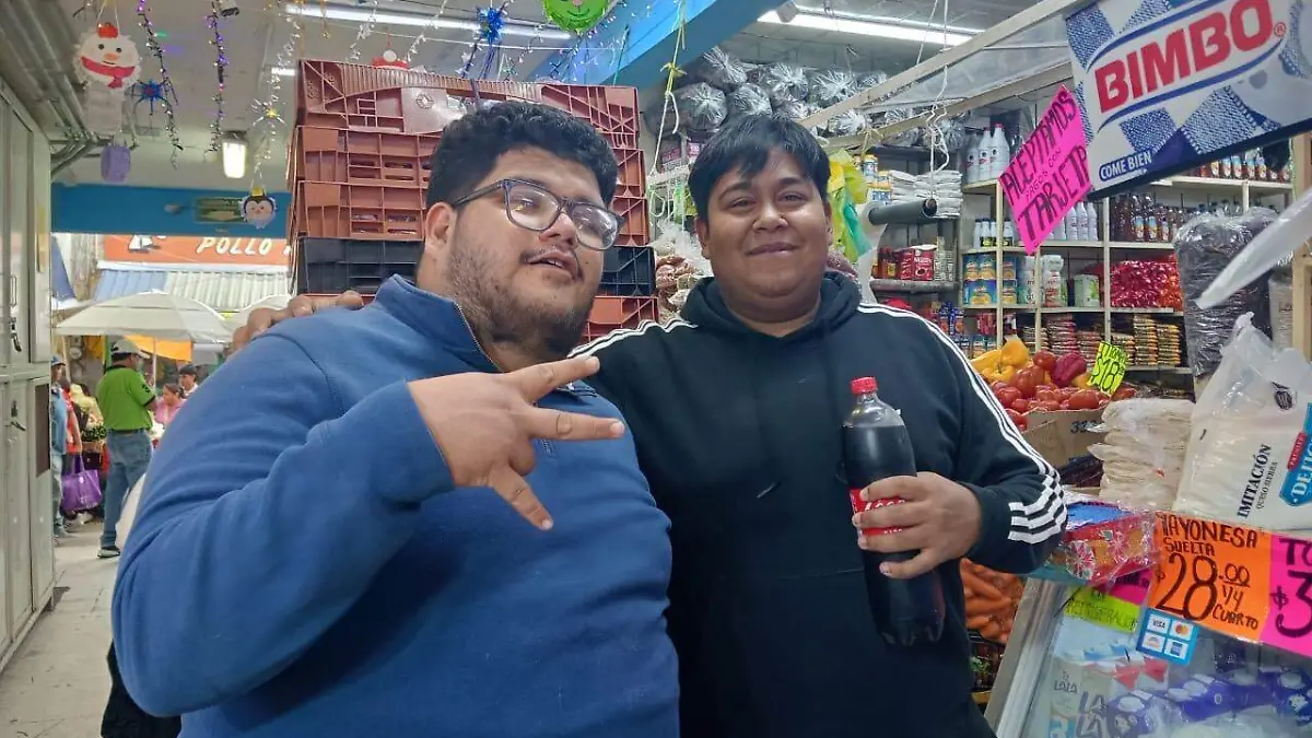 Eduardo Nieto y Misael González trabajan vendiendo productos lácteos,