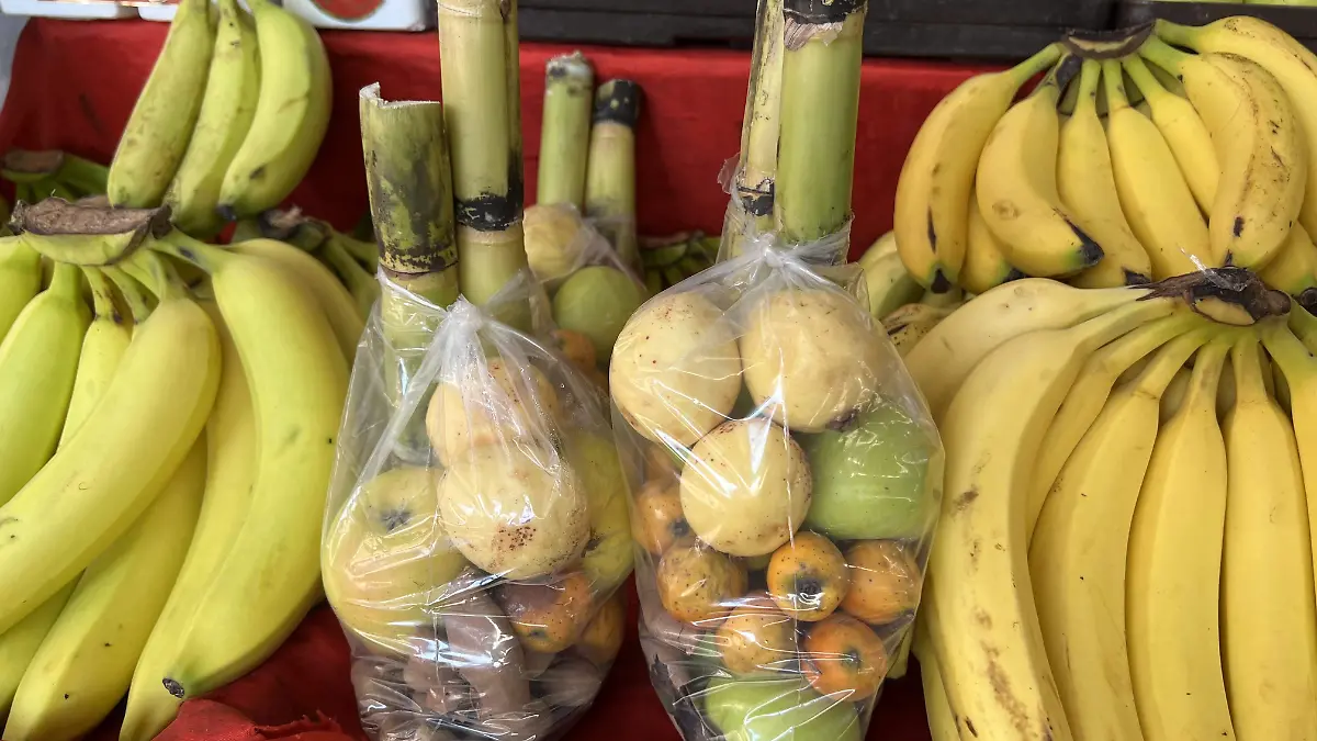 Bolsas de fruta para ponche con tres kilos de fruta.