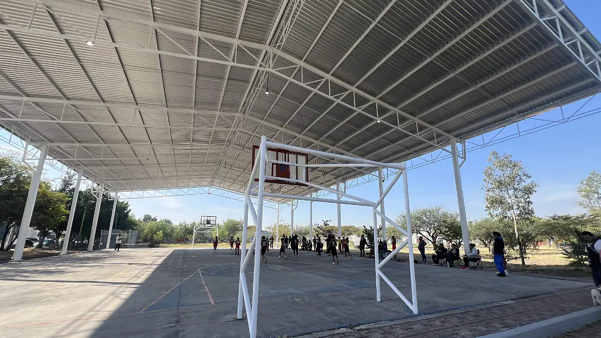 Se rehabilitó la cancha de básquetbol y el techo
