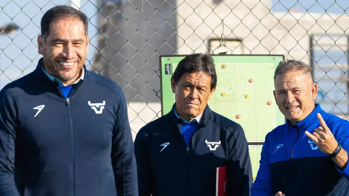 Luis Fernando Soto, acompañado de sus auxiliares. 