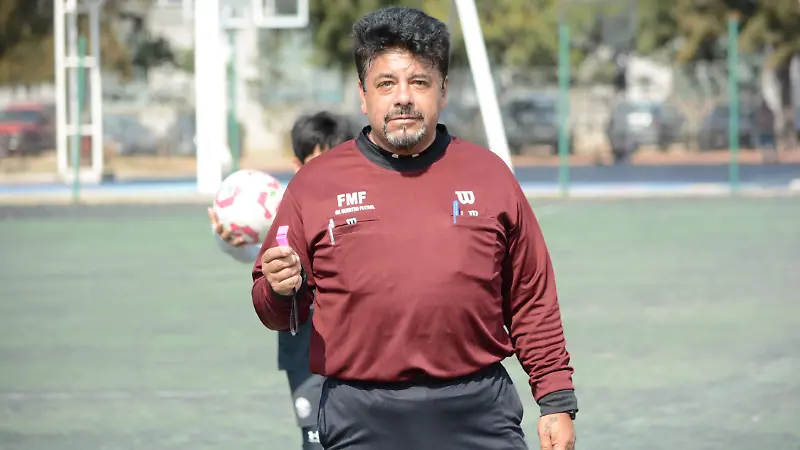 Héctor Roberto Vázquez Maldonado, se desempeña como árbitro en fútbol soccer.