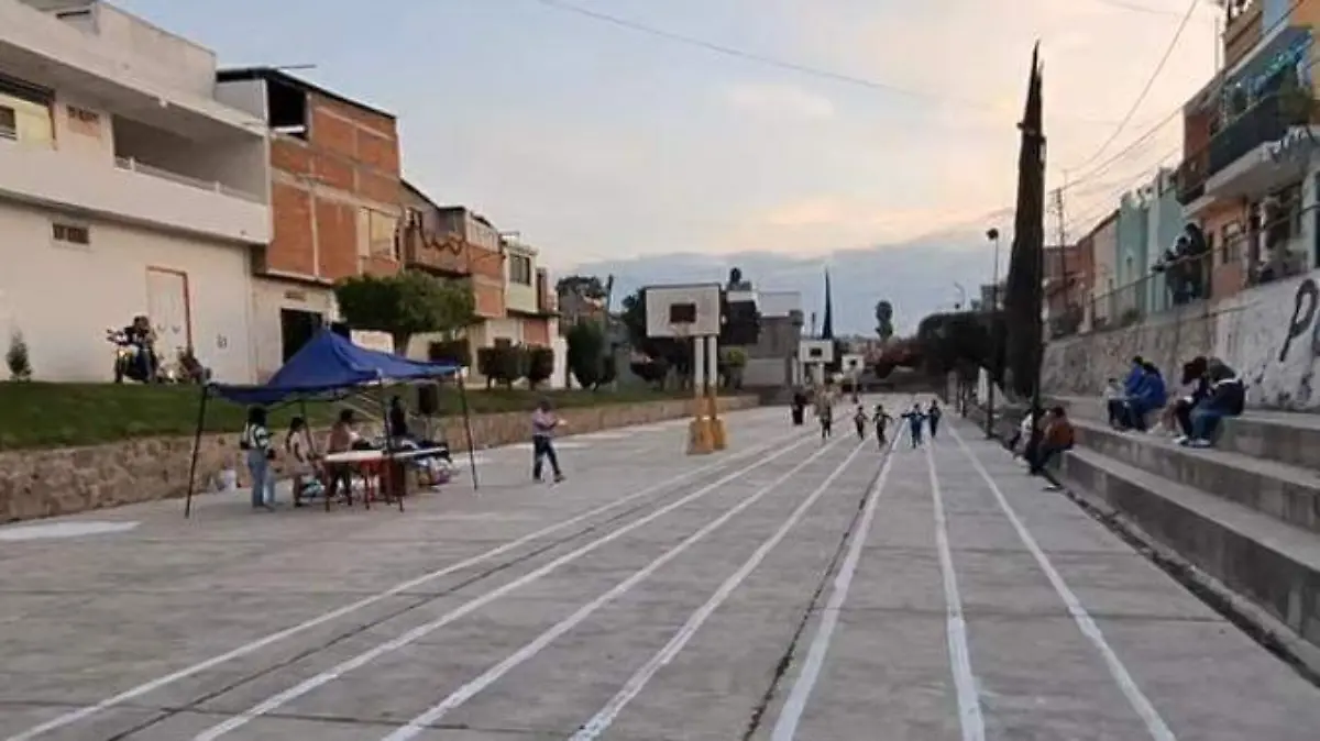 Decenas de niñas y niños participaron en el evento deportivo.