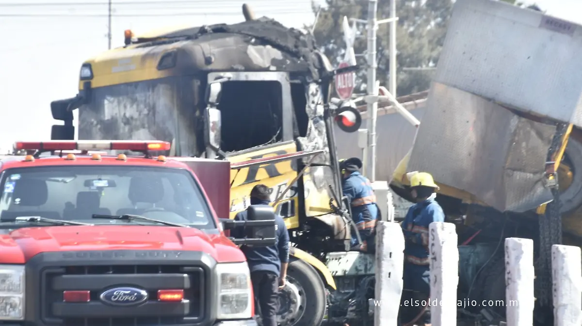 Trabajadores de la zona ayudaron a sofocar el incendio mientras esperaban a las autoridades 