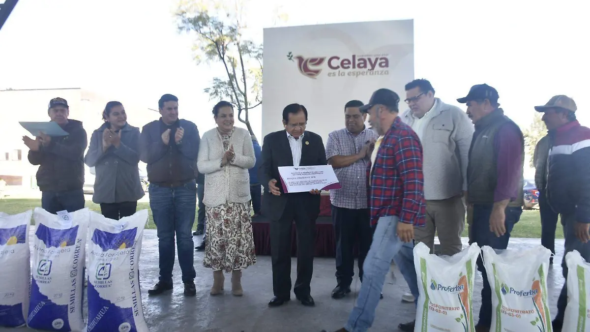 El alcalde Juan Miguel Ramírez encabezó la entrega de apoyos 