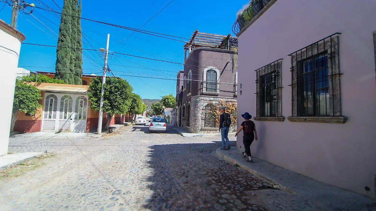 El barrio de Guadalupe, conocido como distrito de arte, refleja el carácter multicultural de San Miguel de Allende a través de murales, galerías y espacios creativos.
