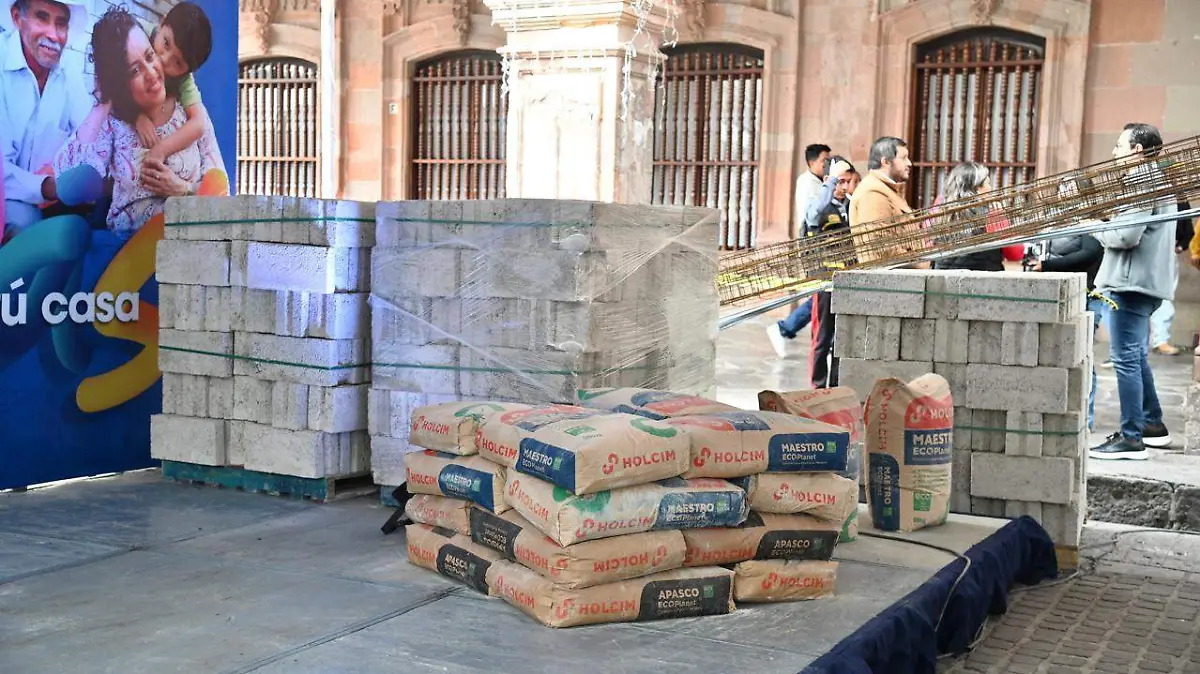 Materiales de construcción y paquetes de maíz entregados a familias beneficiarias como parte de la estrategia social del Gobierno Municipal.