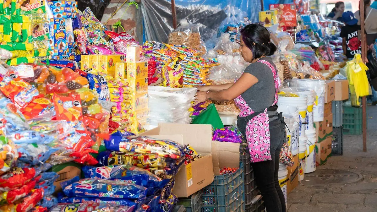 Comerciantes locales ofrecen artículos tradicionales para nacimientos y posadas en el mercado de San Juan de Dios