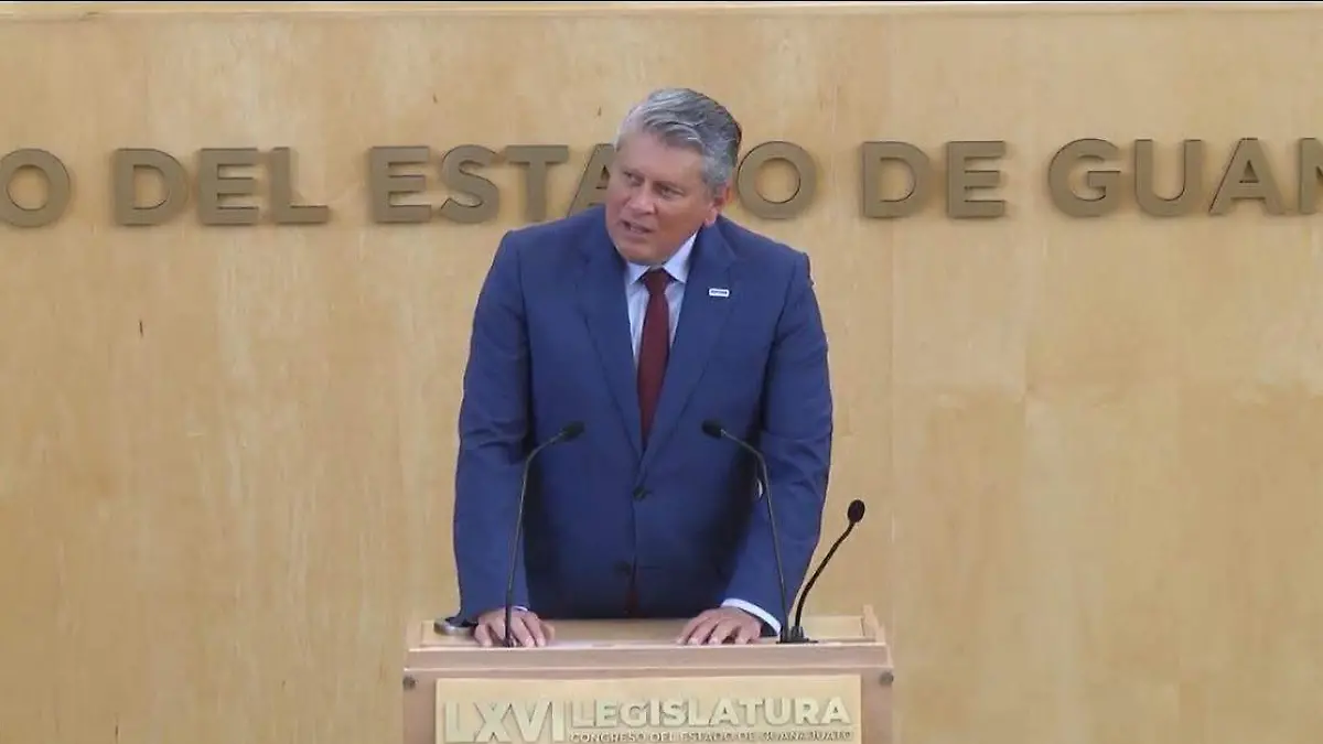 El diputado Ricardo Ferro durante su intervención en tribuna, donde advirtió sobre la urgencia de atender la crisis del agua en Guanajuato.