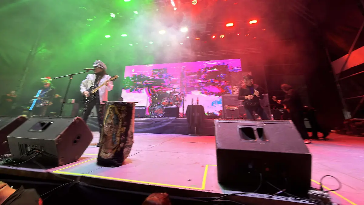 Ante más de seis mil personas se presentó con éxito Alex Lora.