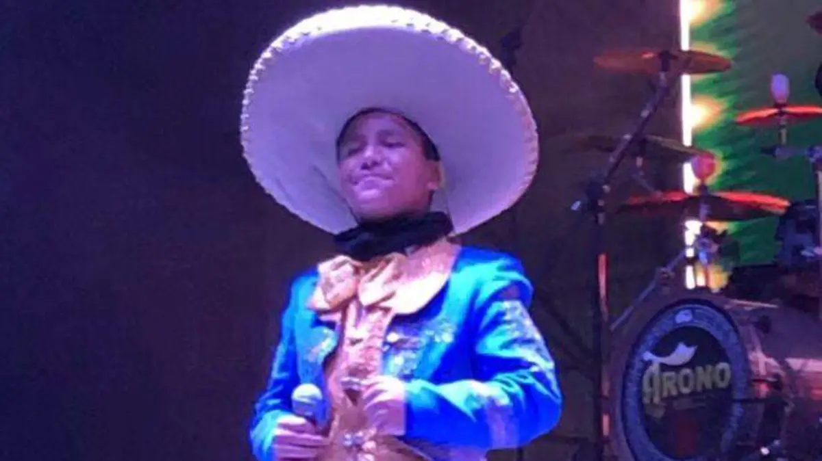 El cantante local Saúl Mateo