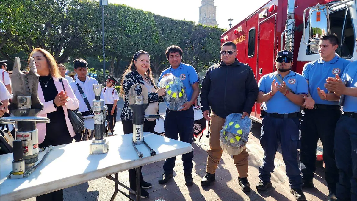 Entrega de equipo al Cuerpo de Bomberos de Acámbaro2
