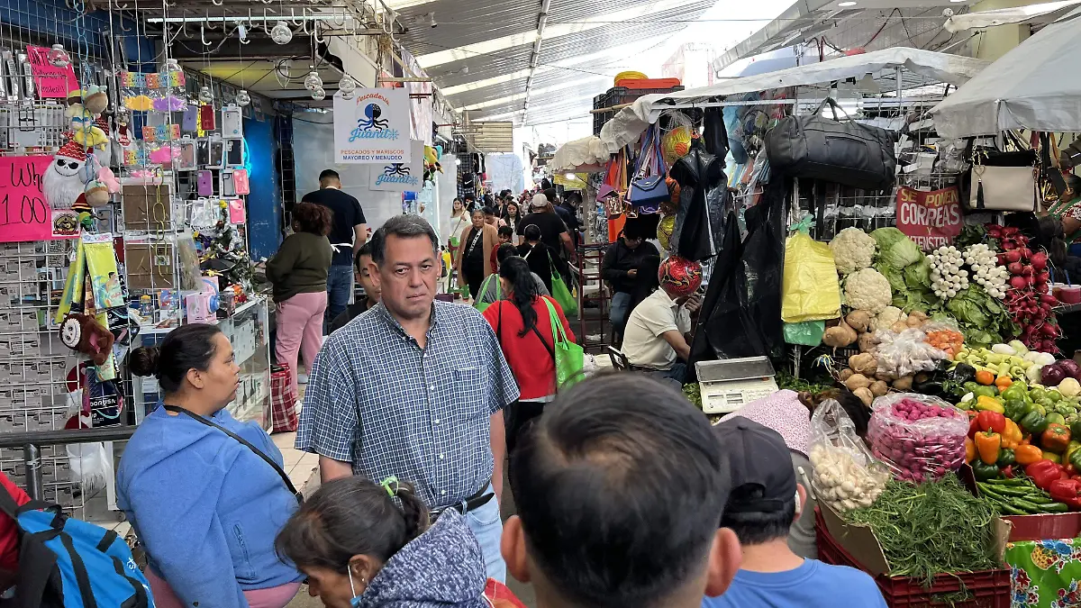 En las compras de pánico dónde cientos de personas acuden al centro de Celaya, para que no les falte nada en esta festividad