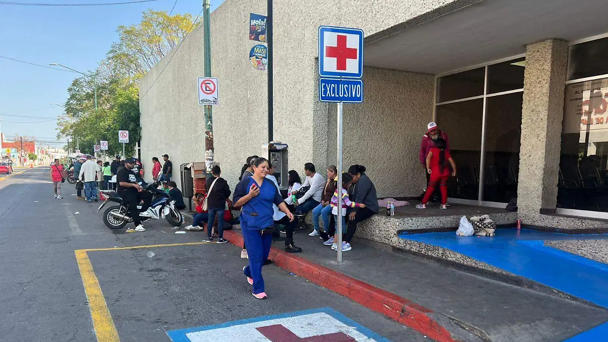 Por iniciativa Saúl Guzmán quien, acompañado de la familia Cárdenas, decidió acudir a las afueras de un hospital para regalar alimentos