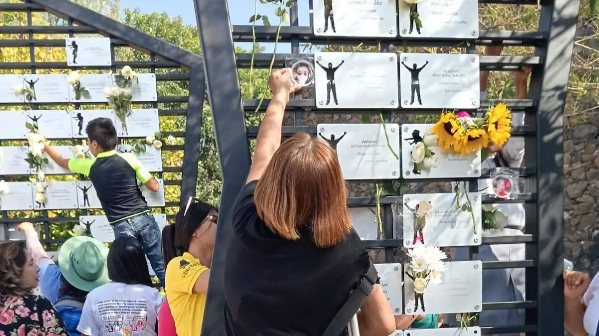 Habrá dos monumentos más para fotografías y placas de personas desaparecidas.