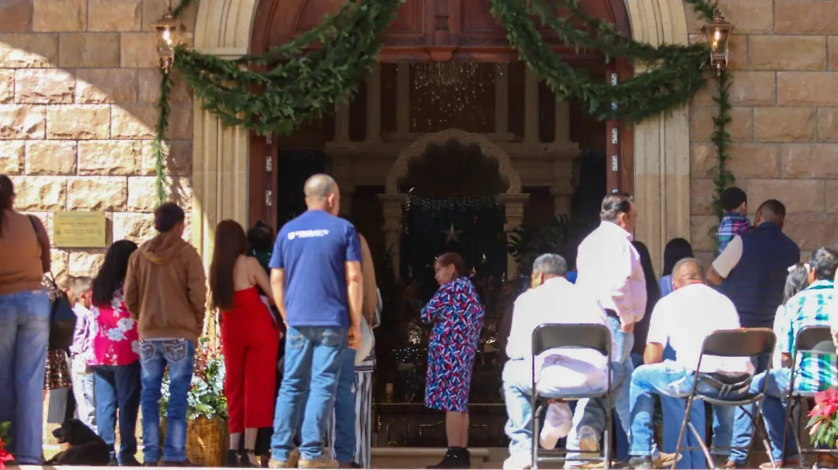 Familias afuera del templo en la misa de. 