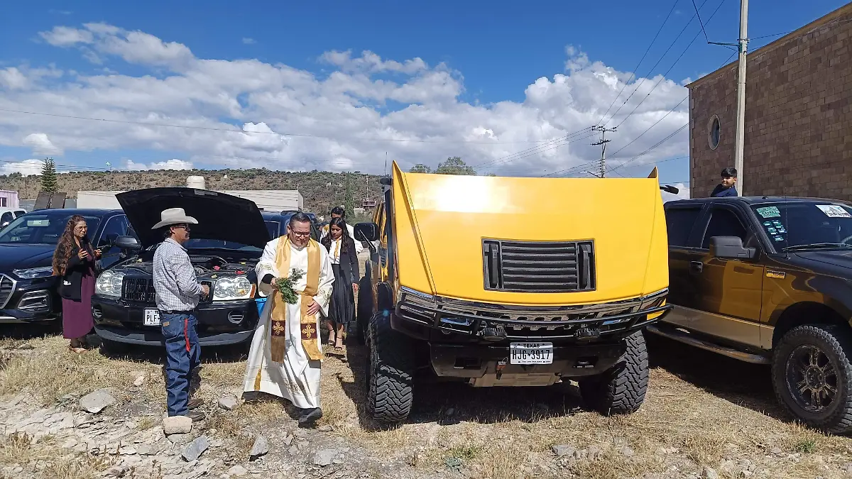 Automóviles y camionetas fueron bendecidos tras la ceremonia religiosa, encomendando los viajes de regreso.
