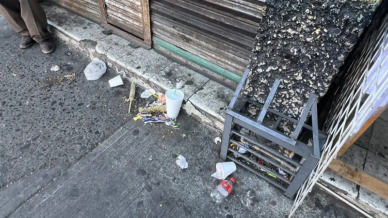 Otro de los puntos en banquetas donde se dispersa la basura 