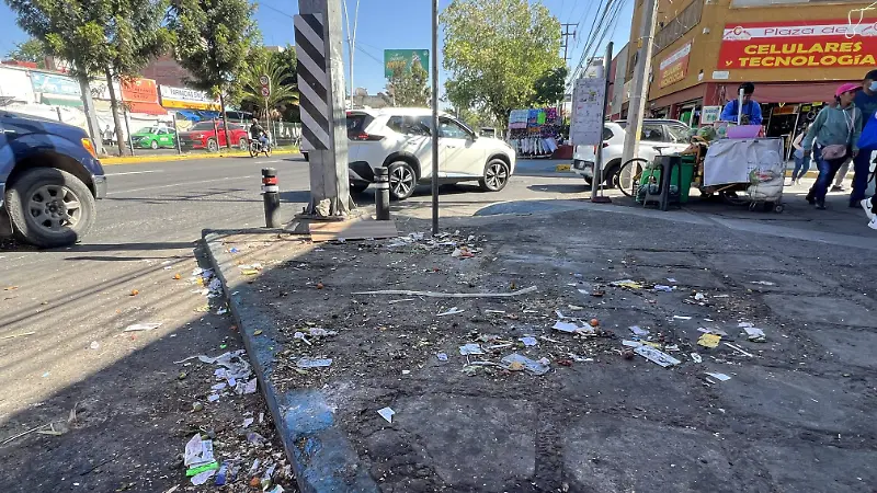 Basura regada en las calles de la zona de autobuses 
