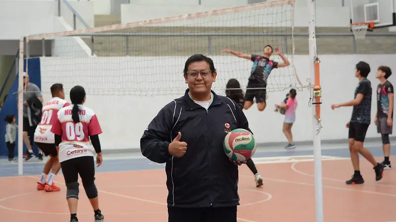Francisco Salvador López Muñoz, destaca como árbitro de voleibol de sala. 