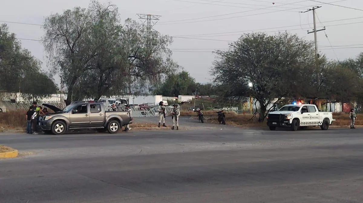 Incendio de camioneta a causa de pirotecnia en Celaya3