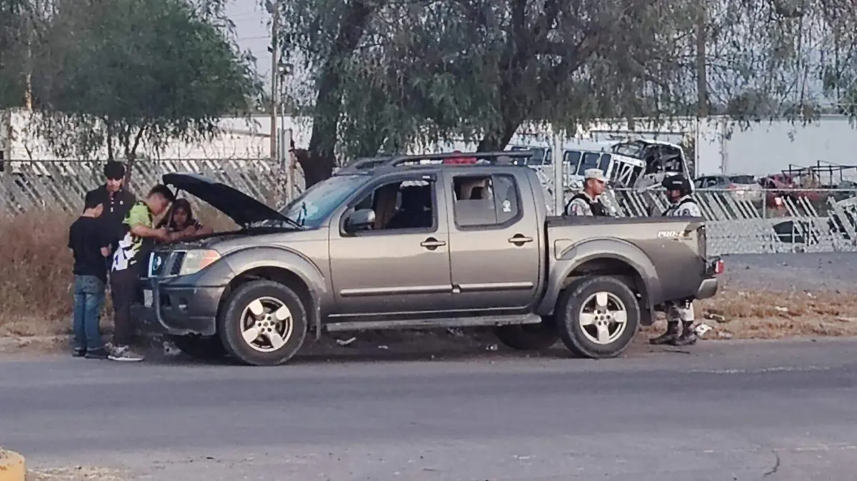 Incendio de camioneta a causa de pirotecnia en Celaya2
