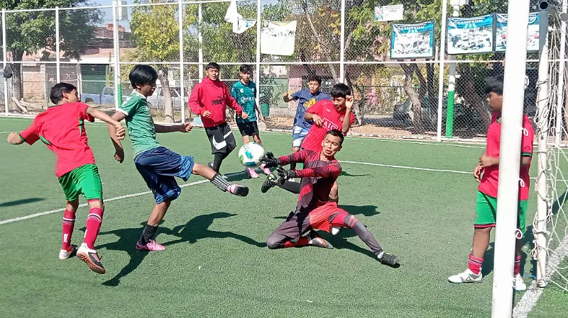 Juegan en la Pingüisport. 