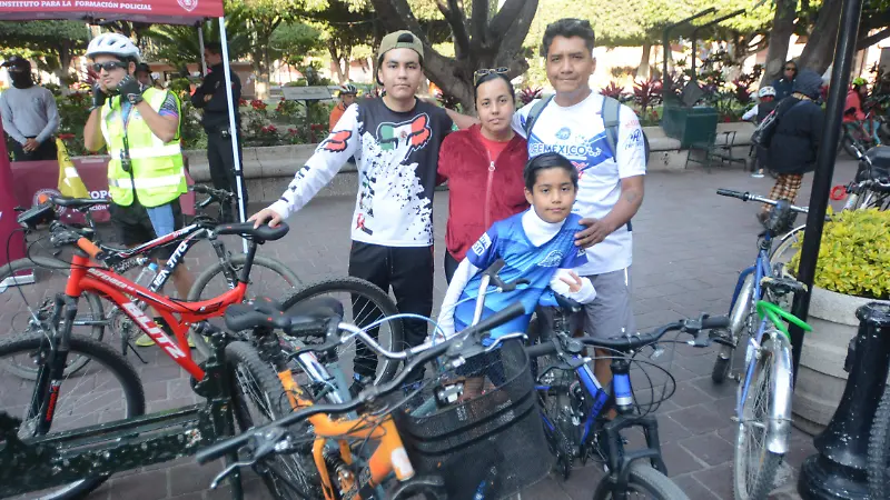Osvaldo Serrato con su familia.