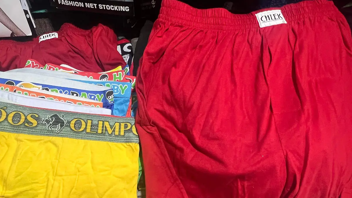 En el mercado se venden ropa interior de diferente color en especial, roja y amarilla