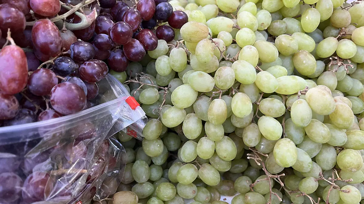 Las uvas forman parte de esta tradición que año con año continúa en la tradicional cena