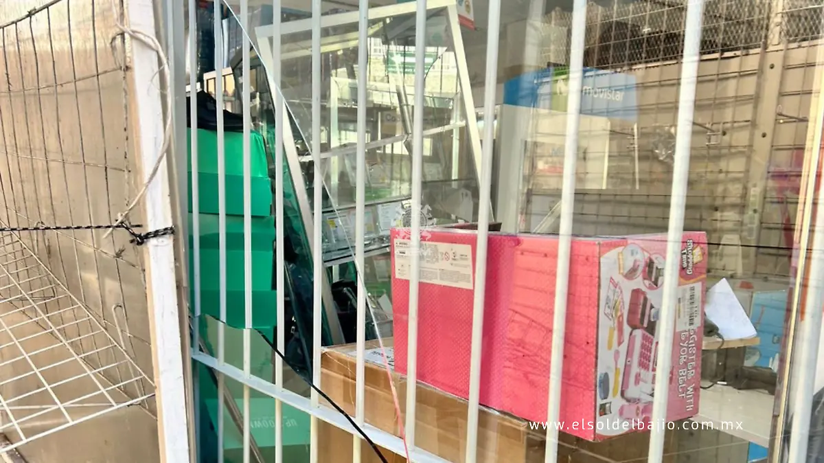Rompieron uno de los vidrios laterales de la tienda