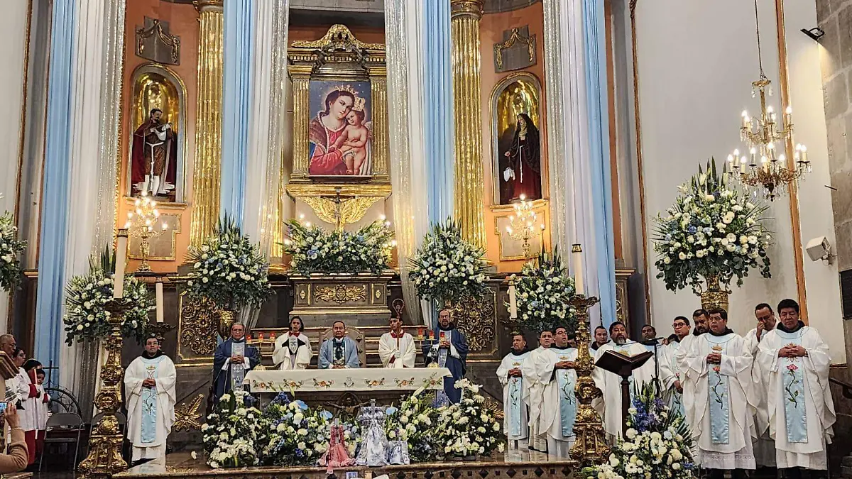 Cientos de feligreses acudieron a la celebración eucarística.