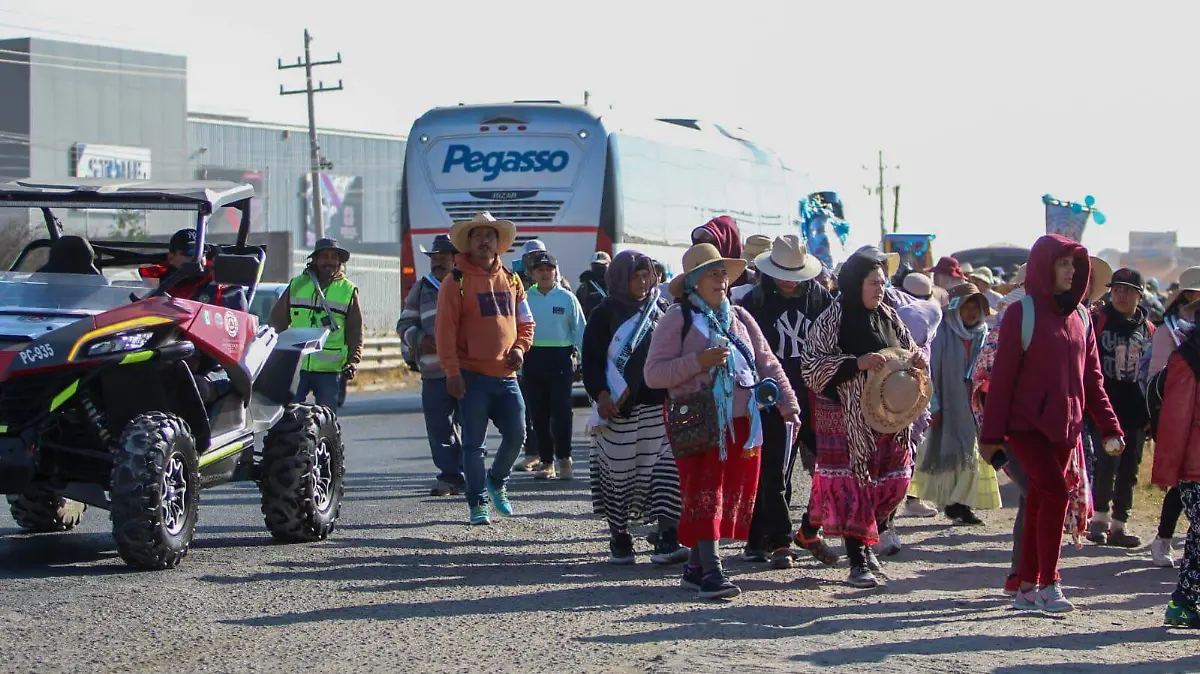 Elementos de Tránsito y Protección Civil acompañan a los peregrinos durante su trayecto por la salida a Celaya.