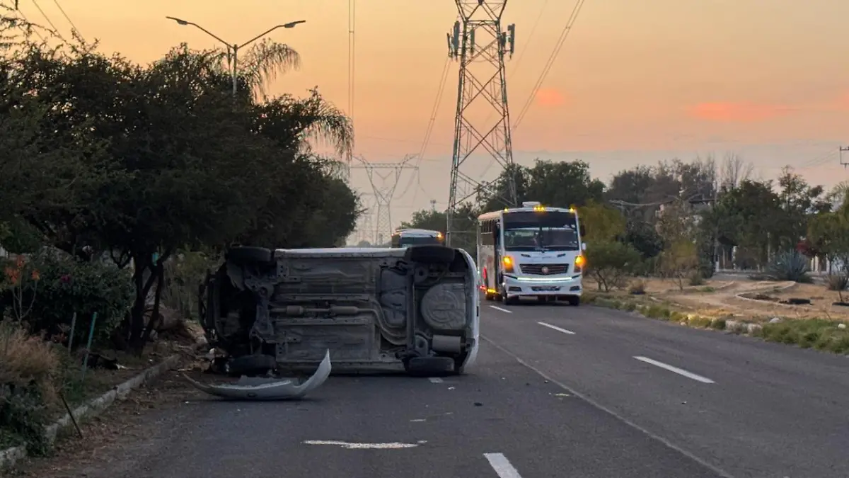 6El vehículo quedó volteado sobre avenida México Japón. 