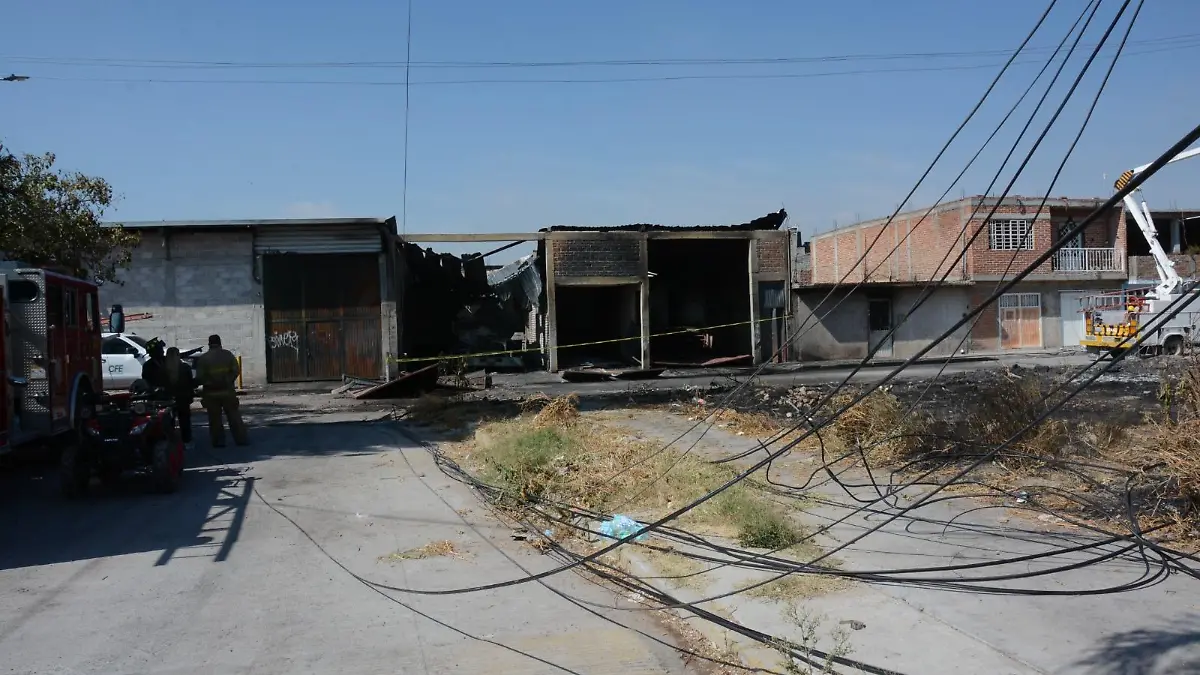 Cuerpos de emergencia de Villagrán y municipios vecinos atendieron el incendio registrado en la colonia Satélite. 