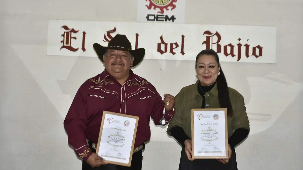 Lulú Peña y Serafín Pérez, integrantes del dueto Rojo Mezcal fueron distinguidos con un reconocimiento de parte de la Asociación de Mexicanos en Castilla y León.